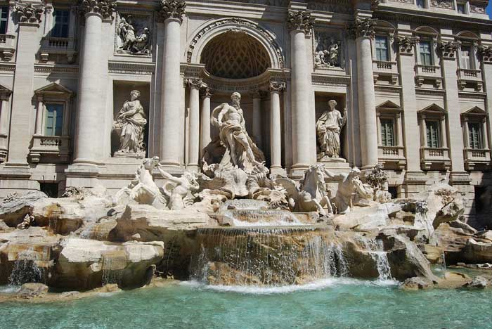 Famous Roman Fountain in Rome: Trevi Fountain Famous Roman Fountain in Rome: Trevi Fountain
