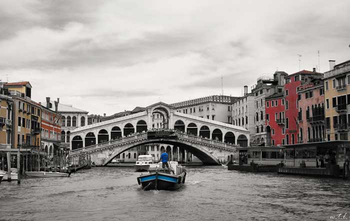 Ponte di Rialto: Oldest Bridge Spanning the Grand Canal